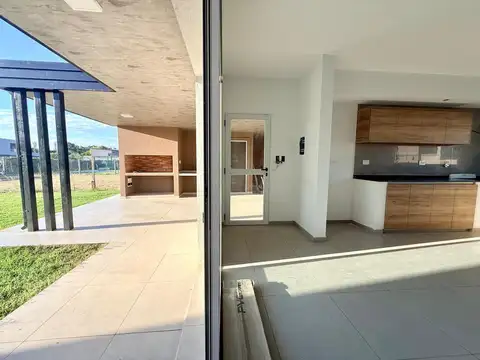 VENTA/ PERMUTA: Casa 2 domitorios, galería y jardín. Barrio Don Mateo, Funes