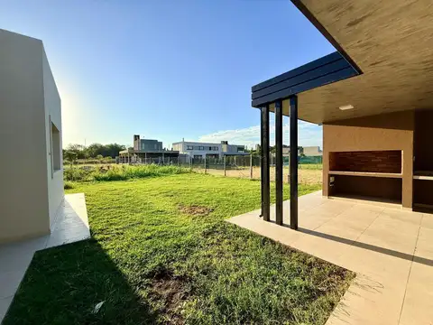 Casa en Venta con 3 cocheras