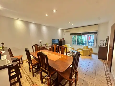 Casa 5 ambientes con 2 baños