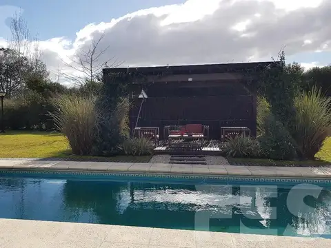 Casa 8 ambientes con 3 baños