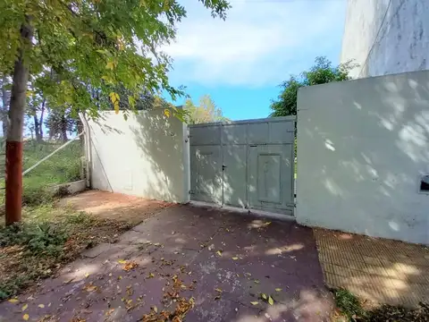 CASA DE 4 AMBIENTES CON JARDÍN EN VALENTÍN ALSINA