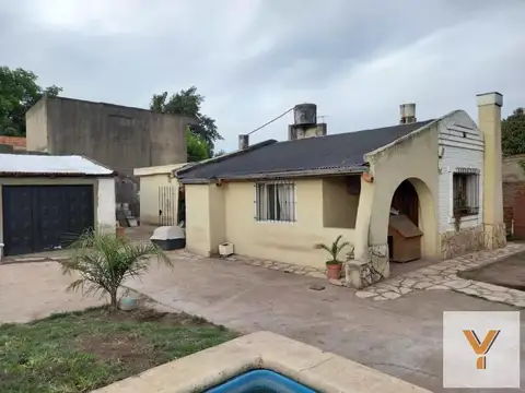 Casa en venta - 2 Dormitorios 1 Baño - Cochera - 400Mts2 - Glew, Almirante Brown