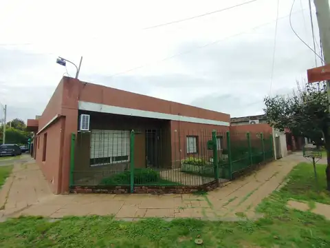 Casa en esquina de 5 ambientes con local y garage - Apto crédito bancario