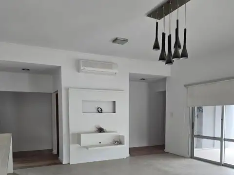 Casa en Alquiler con 2 cocheras