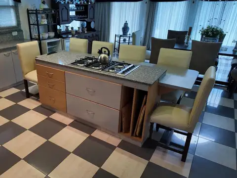 Casa 6 ambientes con 5 baños