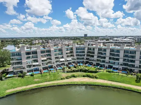 Praia planta baja con pileta, jardin, parrilla, lago central