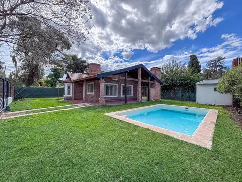 VENTA – Casa de 2 dormitorios con pileta, galería y cochera. Diagonal San José.