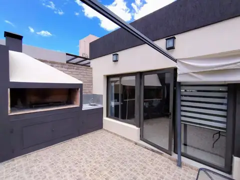 Casa en Alquiler con 2 cocheras