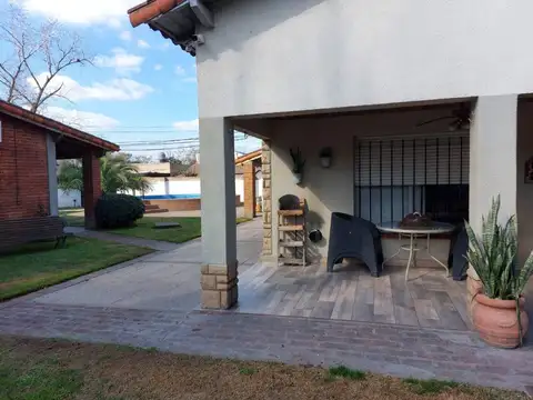 VENTA DE DOS CASAS QUINTA CON DEPTO Y PILETA 
