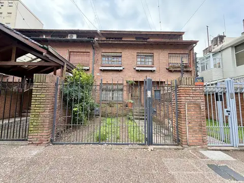 Amplio dúplex en venta con jardín y cochera ubicado en Olivos, Vicente López.