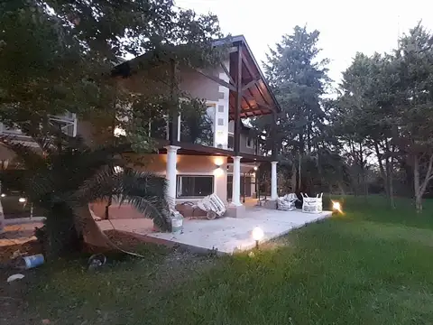Casa 9 ambientes con 5 baños