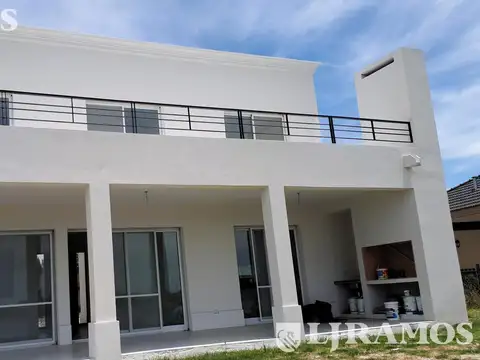 Casa 7 ambientes con 4 baños