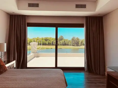 Casa en venta en Pilara sobre laguna y golf en La Calesa - URDAPILLETA PROPIEADES