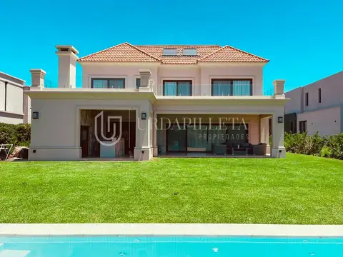 Casa 8 ambientes con 5 baños