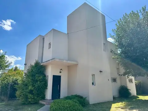 CASA 4 AMBIENTES EN ALQUILER EN CANNING CON PILETA