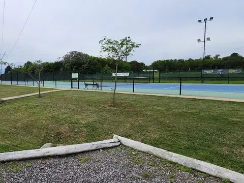 Terreno de  812 m2. Actividades deportivas. Golf. Campo Grande Pilar