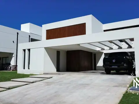 Casa Venta 5 amb a estrenar Greenville Polo & Resort.