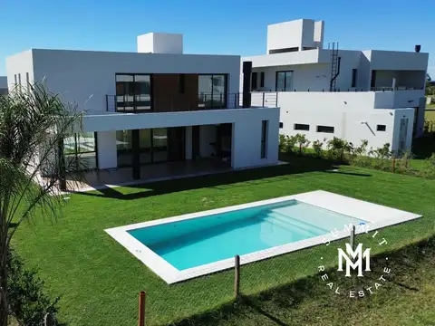 Casa 5 ambientes con 5 baños