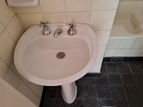 Amplio Monoambiente al frente con balcon  en venta en Coghlan