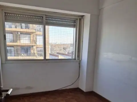4 ambientes en alquiler, al frente con balcón
