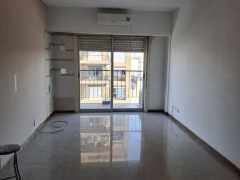 4 ambientes en alquiler, al frente con balcón