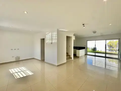 Venta duplex chacras del norte frente a plaza
