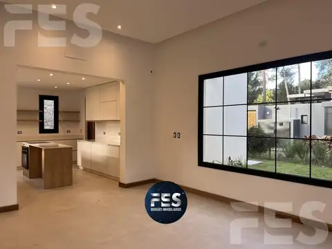 Casa en venta 4 ambientes en Pinamar Isla del Golf con pileta