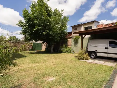 Casa en Venta con 2 cocheras