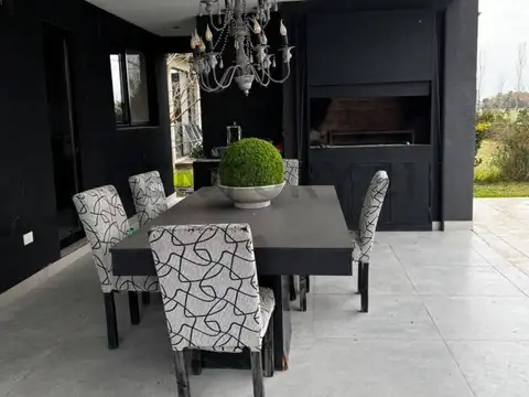Casa 5 ambientes con 4 baños