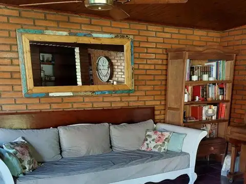 Casa Quinta en venta en Ezeiza, terreno de 2200 m2. Conquincho y piscina, más dependencia.
