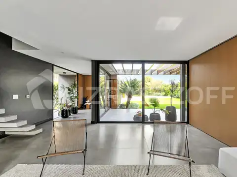 Casa en Venta con 4 cocheras