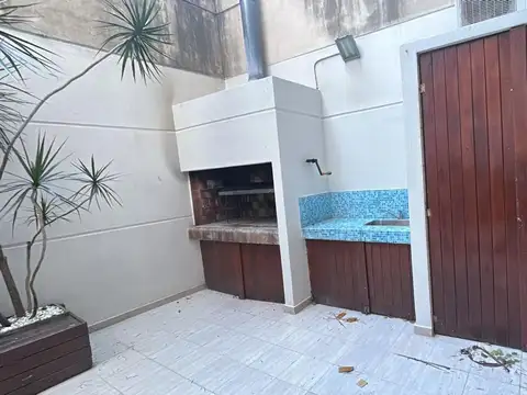 3 AMBIENTES 2 BAÑOS COMPLETOS. PATIO 8 X 4 CON PARRILLA