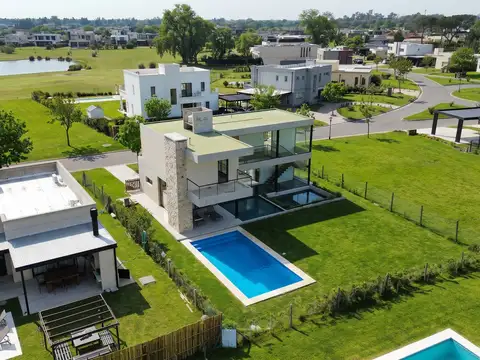 Casa a Estrenar con Piscina y Vista al Golf/ Haras Santa María- El Molino
