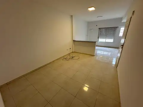 Amplio departamento  tres ambientes. Con patio y cochera cubierta  (Opcional).