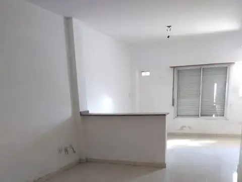 Amplio departamento  tres ambientes. Con patio y cochera cubierta  (Opcional).