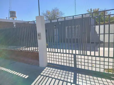 ALQUILER CASA SOBRE AV BENAVIDEZ. CHIMBAS