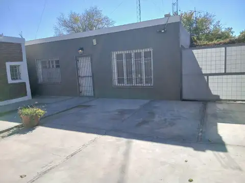 Casa en Alquiler con 3 cocheras