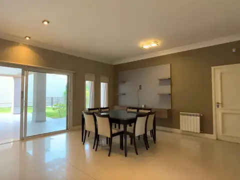 Casa en Alquiler con 2 cocheras