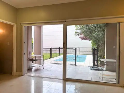 Casa 8 ambientes con 4 baños