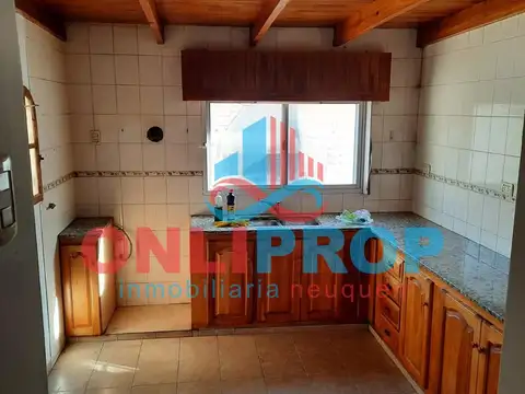 Casa 8 ambientes con 2 baños