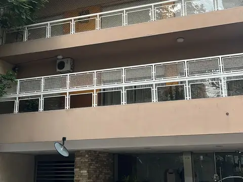 Departamento de 2 amb., con cochera.-