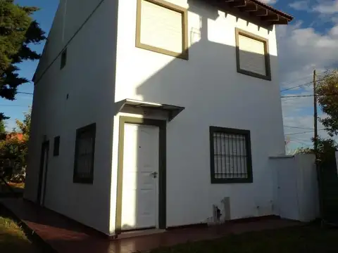 Casa en venta - 3 Dormitorios 2 Baños - 145Mts2 - Lisandro Olmos, La Plata