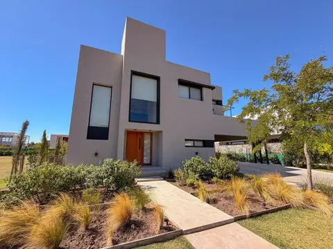 Av. Arturo Illia 300, Barrio Vida, Funes,  Casa 3 dormitorios c/cochera y amenities