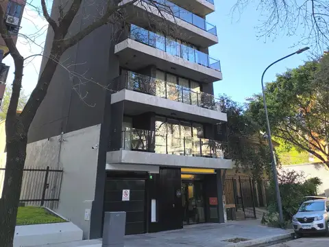 SEMIPISO NUÑEZ CATEGORÍA EN VENTA P.B 2 AMB CON PATIO - VIVIENDA O USO PROFESIONAL