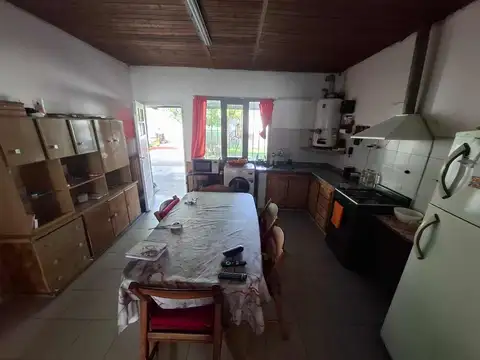 Casa 6 ambientes con 2 baños
