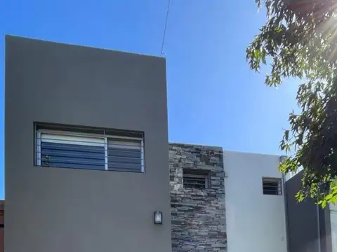 VENTA CASA 4 AMBIENTES CON COCHERA EN QUILMES