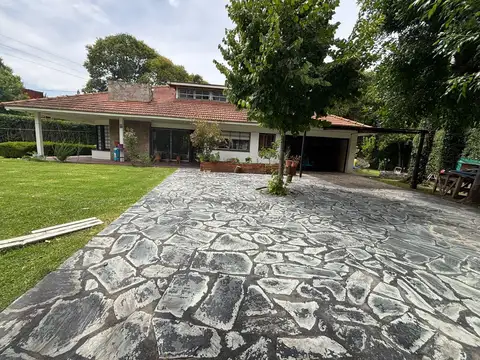Casa en venta de 4 habitaciones en Villa Elisa