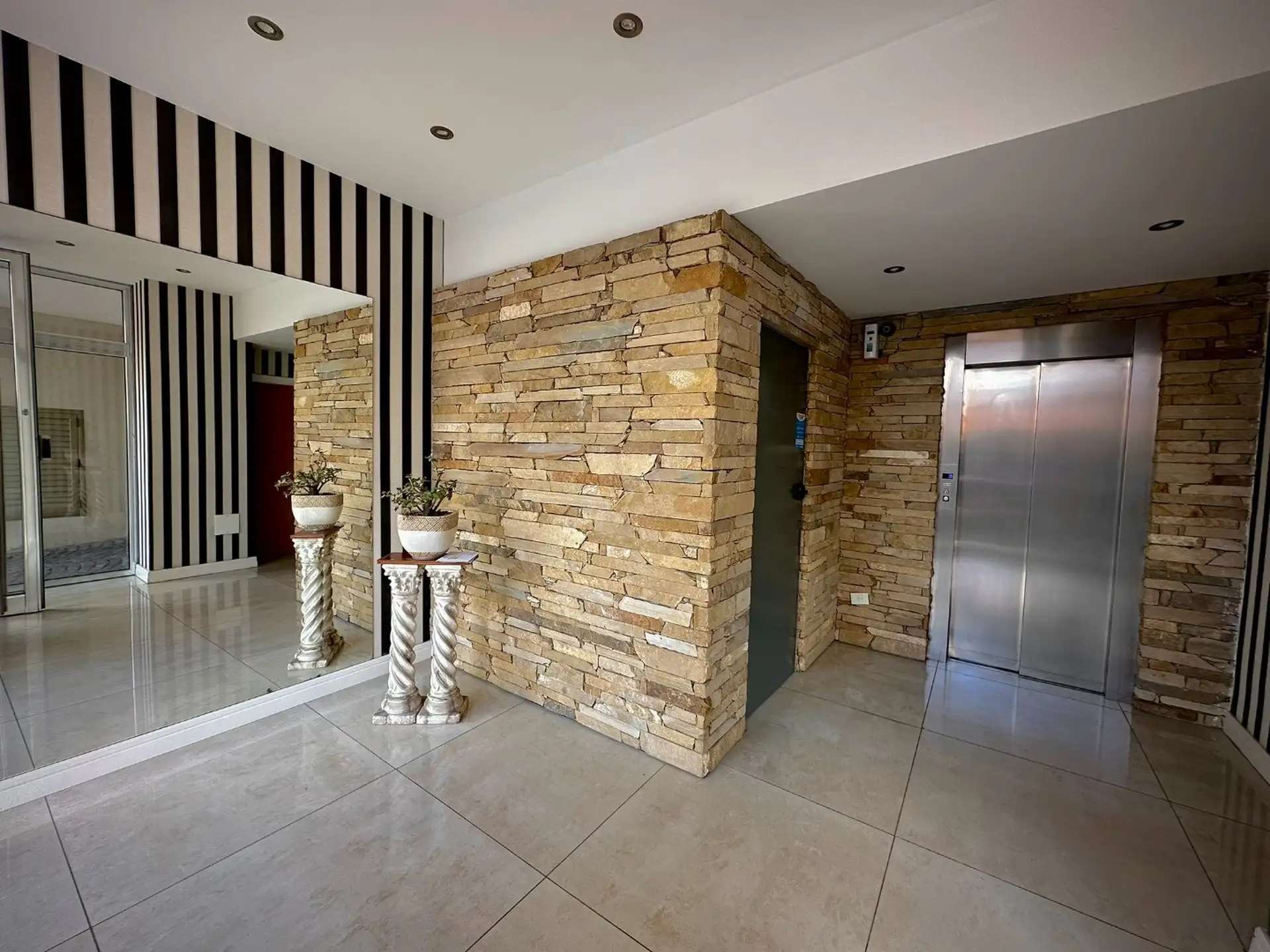 Semipiso de 2 Amb. a estrenar con cochera y vista al mar - La Perla