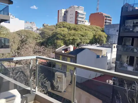 EXCELENTE SEMIPISO DE 2 AMBIENTES CON COCHERA