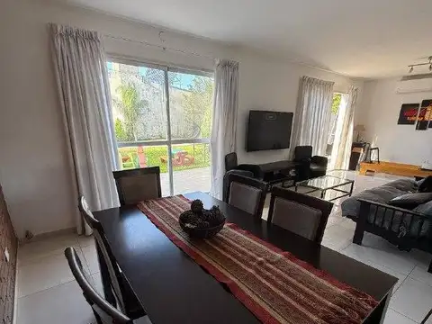 Casa en Alquiler con 2 cocheras